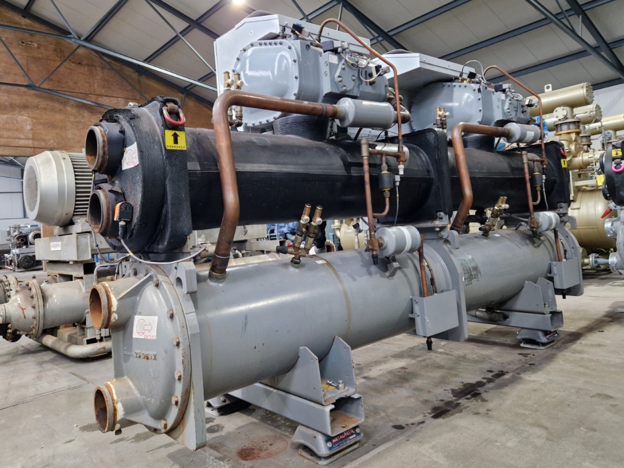 Used Carrier 30 HXC 130 water cooled chiller R134A | HOS BV