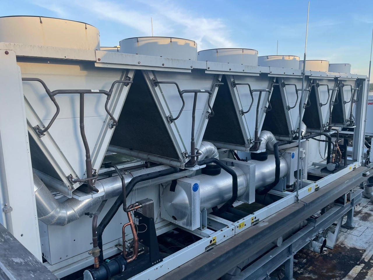 Used Carrier 30 XA 0702 air-cooled chiller R134A | HOS BV