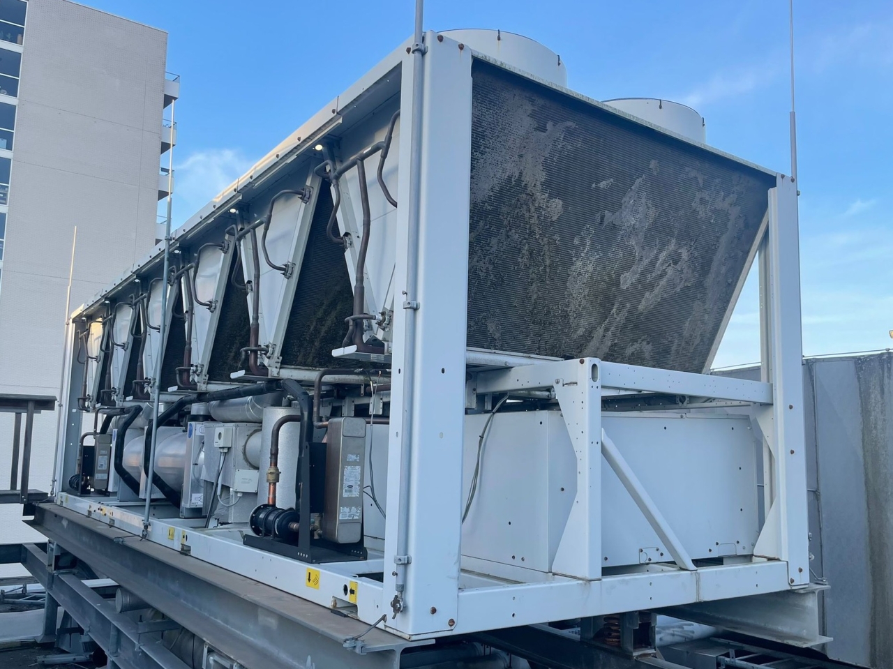 Used Carrier 30 XA 0702 air-cooled chiller R134A | HOS BV