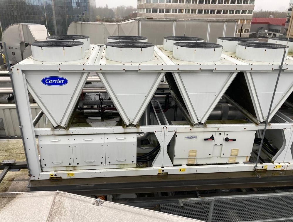 Used Carrier 30 XA 0702 air-cooled chiller R134A | HOS BV
